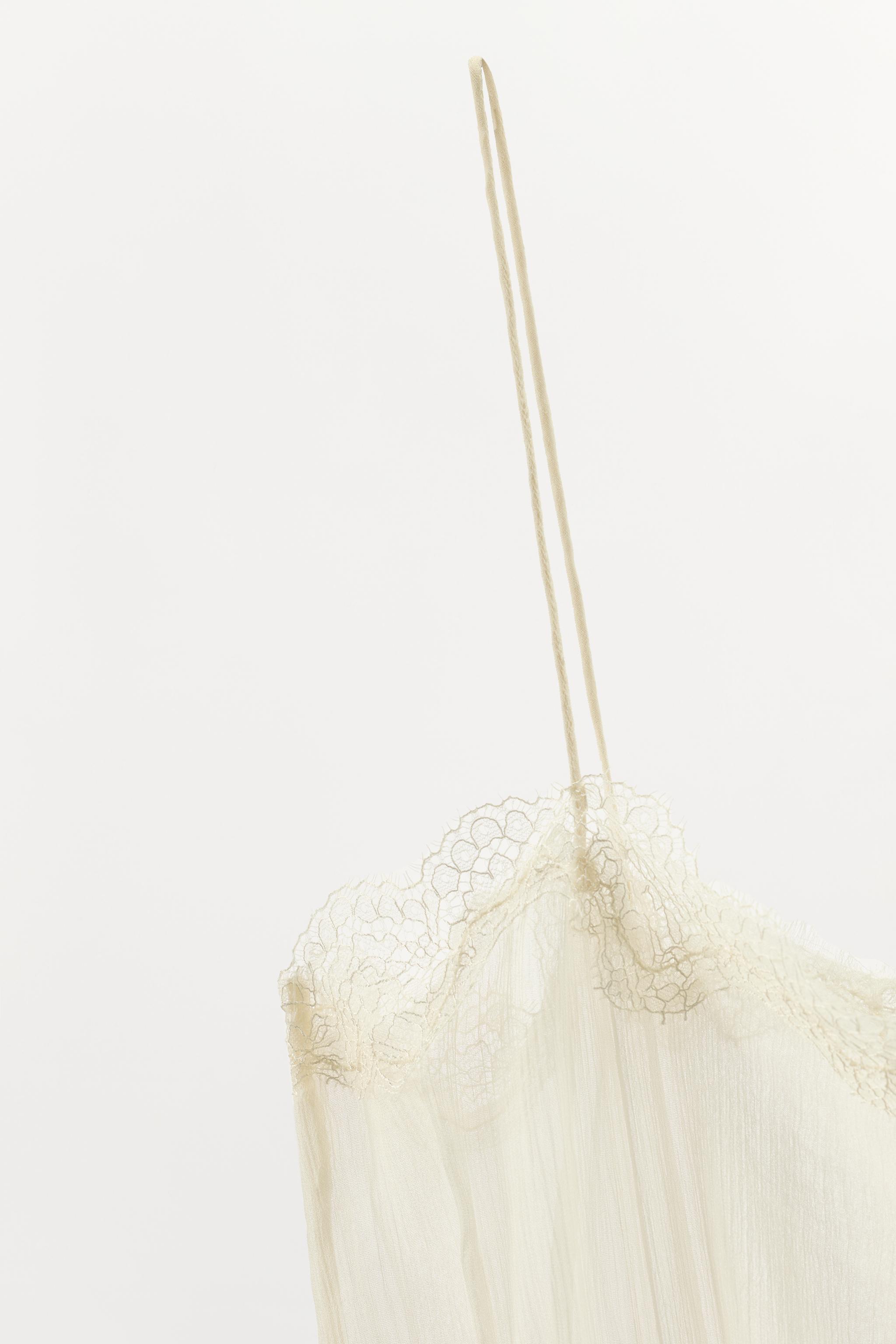 TOP EN GEORGETTE PLISSÉ ET DENTELLE